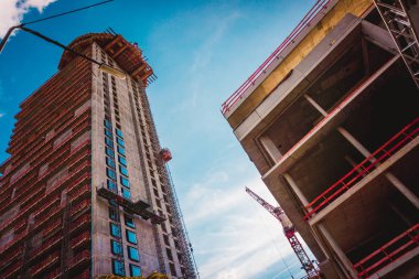 Crane ve bina inşaatı. büyük bina inşası