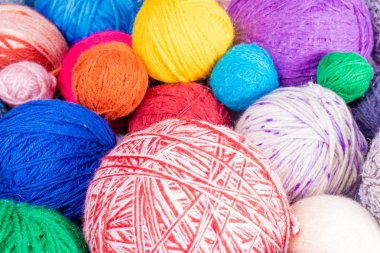 İplik örme için. renkli yün iplik topları