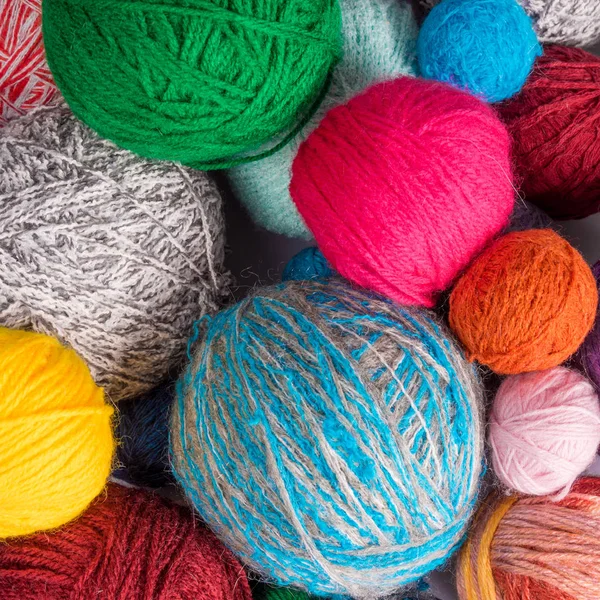 yün iplik top. Renkli konu iğne işi için. Renkli kumaş