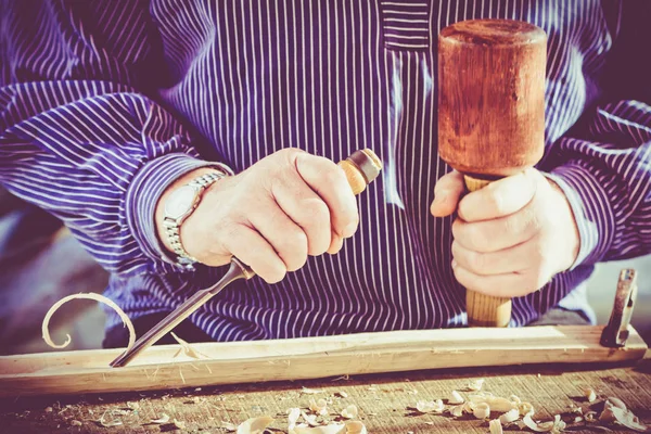 Herramienta de carpintero de cincel de madera Gouge. Obra de artista —  Fotos de Stock