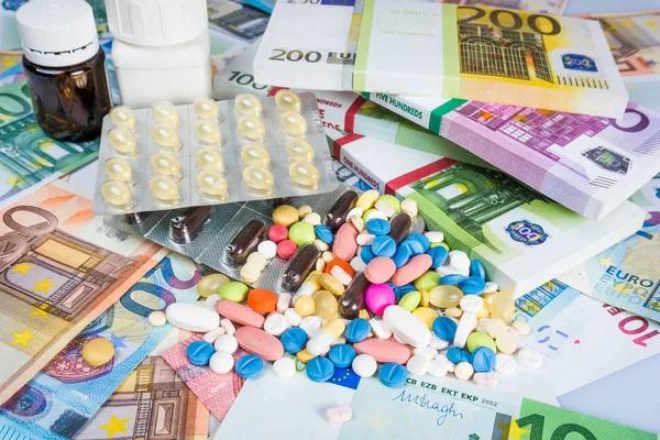 お金や薬。お金のさまざまな色の錠剤。薬の co — ストック写真