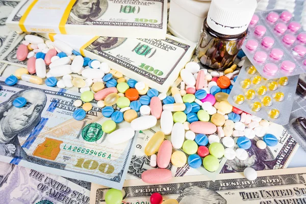 Koncept léky. Medicína tabletky s dolarem peníze. Náklady na t — Stock fotografie