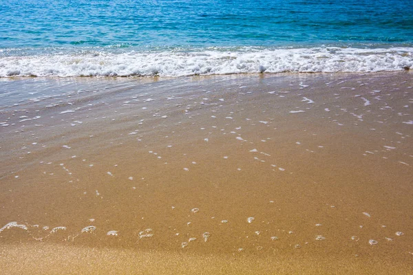Blue Ocean Wave On Sandy Beach. Playa de arena y mar tropical — Foto de Stock