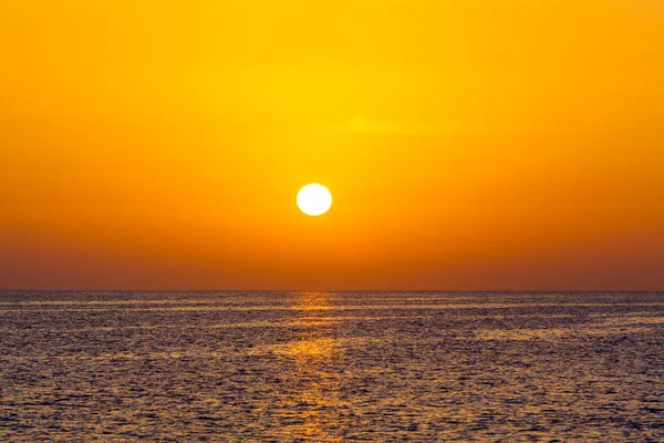 Pôr do sol. paisagem do pôr do sol. por do sol mar — Fotografia de Stock