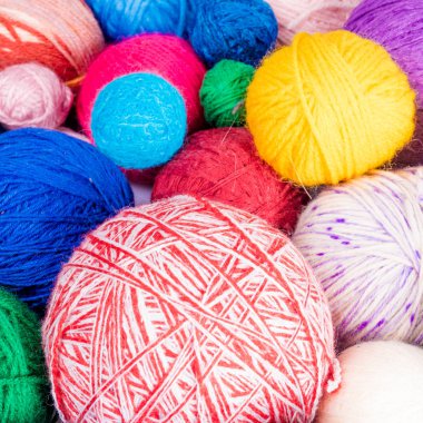 İplik örme için. renkli yün iplik topları