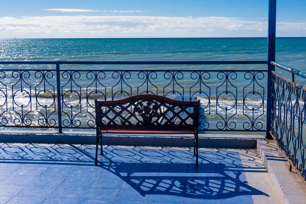 海の前にあるベンチ。休暇旅行の概念 — ストック写真