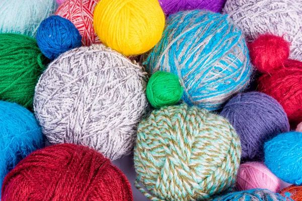 Bola de lana hilado. Hilos de colores para la costura. Tejido colorido — Foto de Stock