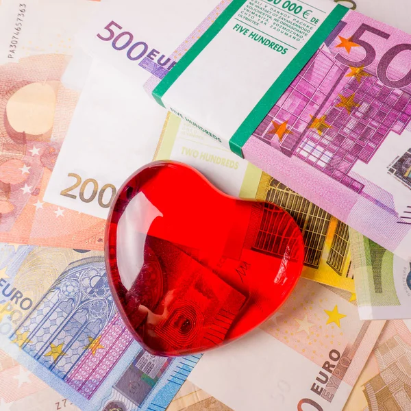 Glas hjärta med euron. eurosedlar. kärlek och pengar — Stockfoto