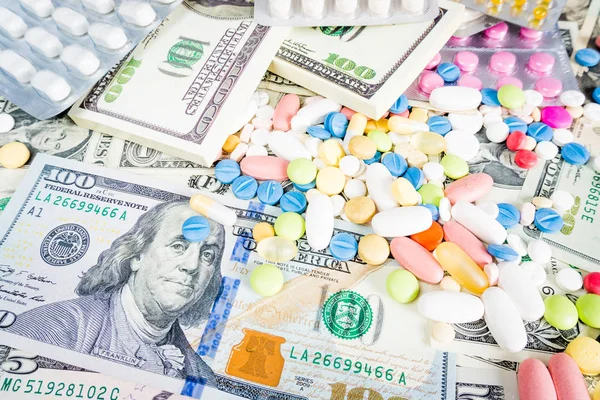 Money and pills. Pills of different colors on money. medicine co — Stock Photo, Image