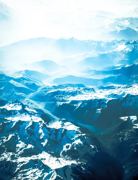 Pico de montaña. paisaje con picos cubiertos de nieve y nubes —  Fotos de Stock