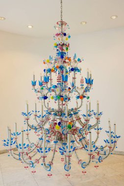 büyük avize ve duvardaki beyaz aydınlatma. Lüks cam Cha