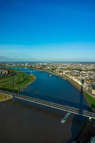 Vista aérea de la ciudad de Düsseldorf en Renania del Norte-Westfalia Alemania — Foto de Stock