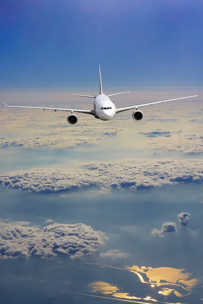 Avião voando acima das nuvens. Avião de passageiros — Fotografia de Stock