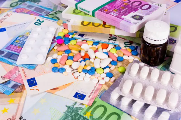 薬とお金と健康保険のコンセプトです。医療のコスト — ストック写真