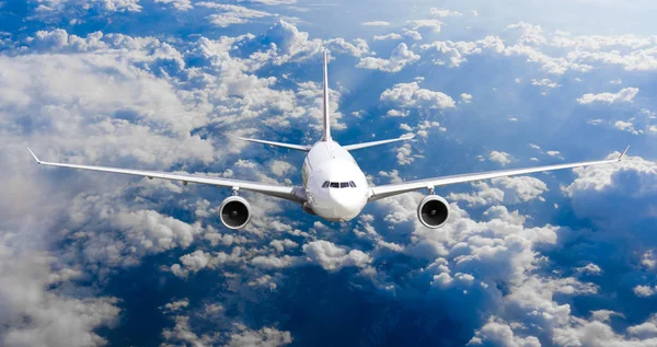 Samolot w niebo. samolot pasażerski — Zdjęcie stockowe