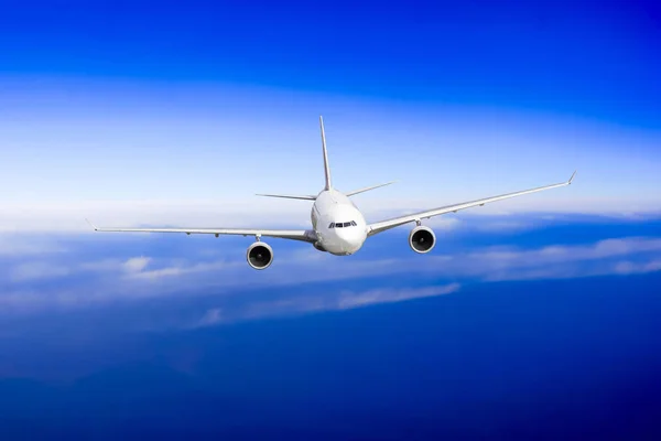 O avião voa sobre as nuvens. Conceito de viagem de transporte — Fotografia de Stock