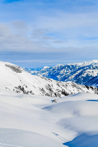 Utsikt över bergskedjan Alperna i Schweiz. Vinterlandskap. PA — Stockfoto