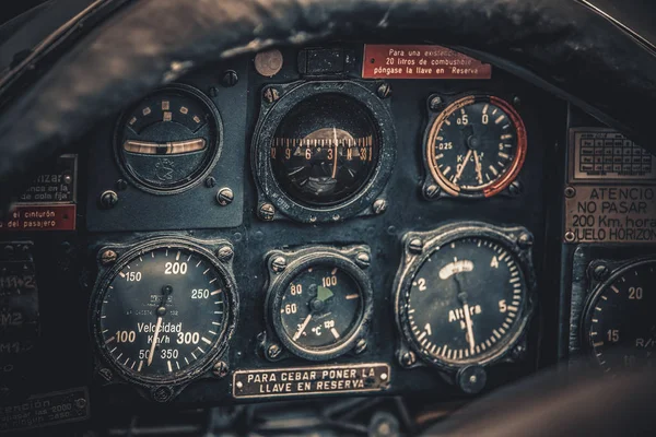 Dettaglio cabina di pilotaggio aereo vintage. Aeronautica retrò, aeroplani — Foto Stock