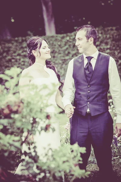 Beautiful wedding couple.  Young wedding couple. Vintage portrai — Stock Photo, Image