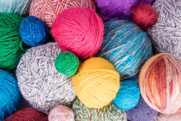 羊毛纱球。针线活的多彩线程。彩色织物 — 图库照片