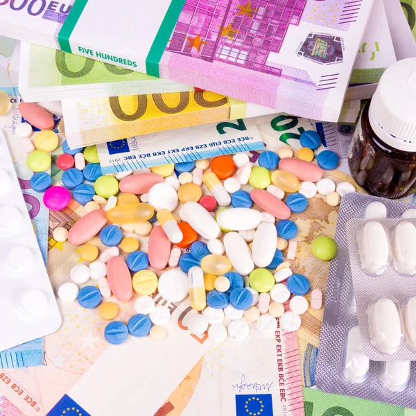 Концепция медицинского страхования с таблетками и деньгами. Стоимость лекарств — стоковое фото