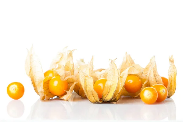 Physalis maturo isolato su uno sfondo bianco. Physalis peruvian — Foto Stock