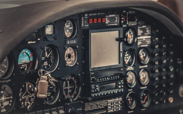 Vintage vliegtuig cockpit detail. Retro luchtvaart vliegtuigen instrument — Stockfoto