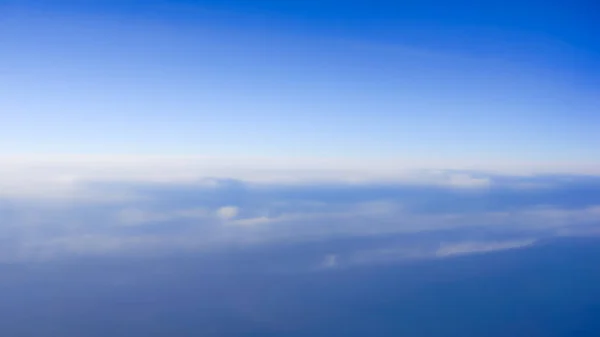 Güzel gökyüzü bulutlu, bir görünümden bir uçak — Stok fotoğraf