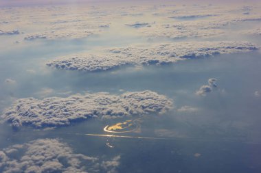 Bulutlar, güzel beyaz bulutlar ve mavi gökyüzü güzel gökyüzü