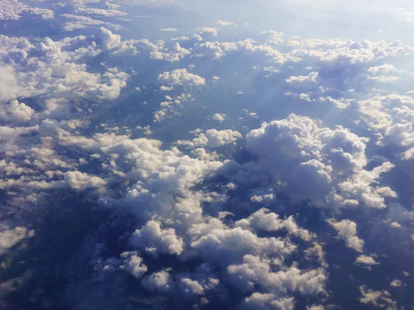 Piękne niebo z chmurami, piękne białe chmury i błękitne niebo — Zdjęcie stockowe