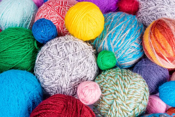 Palla di filo di lana. Filati colorati per cucito. Tessuto colorato — Foto Stock