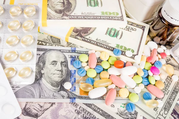 Наркотики на грошовому фоні. Гроші і таблетки — стокове фото