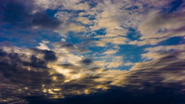 Güzel bulutlu gökyüzü güneş ışınları ile. Fırtınalı clo ile dramatik gökyüzü