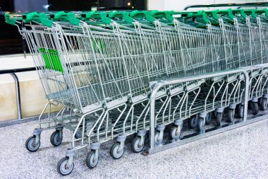 Alışveriş sepetlerini üzerinde bir park yeri. Metal Dükkanı arabaları