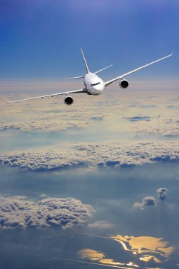 Uçak fly bulutlar üzerinde. Ulaşım Seyahat kavramı