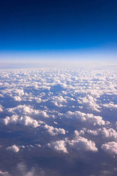 Molnen sedd från ett flygplan. himlen med moln. — Stockfoto