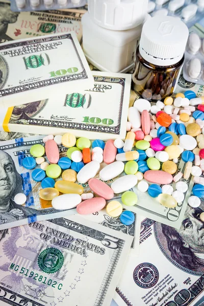 Наркотики на грошовому фоні. Гроші і таблетки — стокове фото