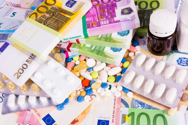 Концепция медицинского страхования с таблетками и деньгами. Стоимость лекарств — стоковое фото