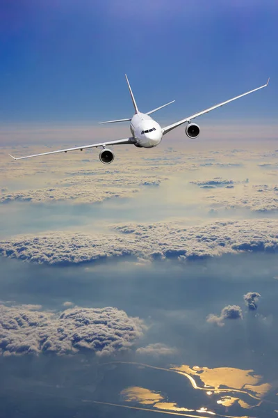 Αεροπλάνο που πετούν πάνω από τα σύννεφα. Μεταφορά ταξίδια έννοια — Φωτογραφία Αρχείου