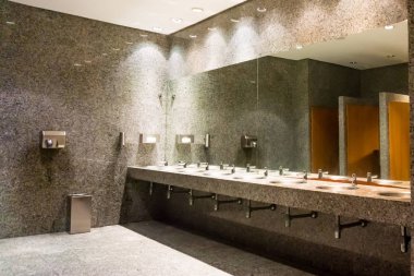 bir kamu Binası tuvaletinde 