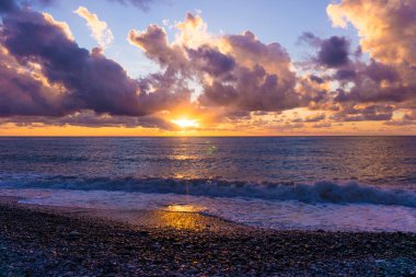 Soçi'Karadeniz kıyısında sahilde günbatımı. Dalgalar deniz 