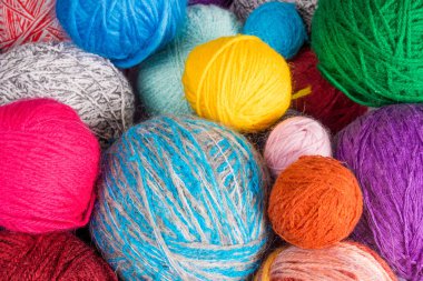 İplik örme için. renkli yün iplik topları