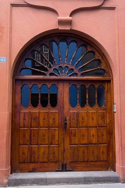 Houten deur. antieke houten deur — Stockfoto