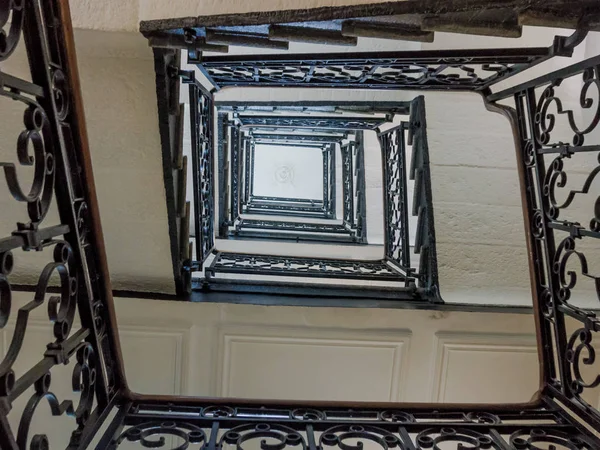 Vue à l'envers d'un escalier. escalier de l'escalier carré antique st — Photo