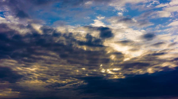 Schöner bewölkter Himmel mit Sonnenstrahlen. dramatischer Himmel mit stürmischem Klo — Stockfoto