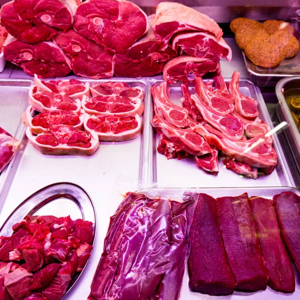 Diversi tipi di carne. Carne rossa cruda fresca. mercato della carne — Foto Stock
