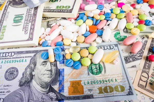 Concepto de medicación. Pastillas medicinales con dinero. Coste de t — Foto de Stock