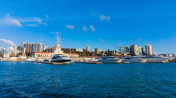 Soçi, Rusya - 30 Ocak, 2016. Deniz bağlantı noktası Sochi — Stok fotoğraf