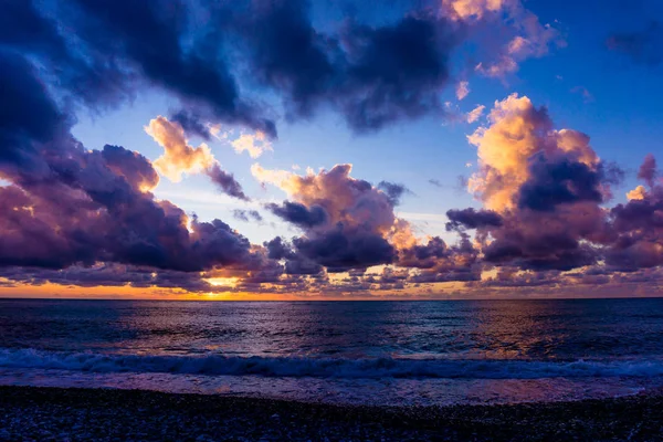 Paesaggio del tramonto. vista tramonto estivo sulla spiaggia — Foto Stock
