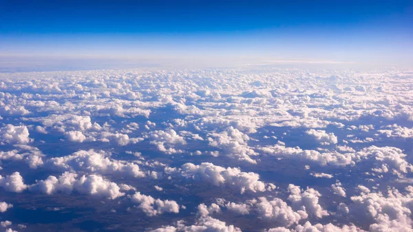 Molnen sedd från ett flygplan. himlen med moln. — Stockfoto